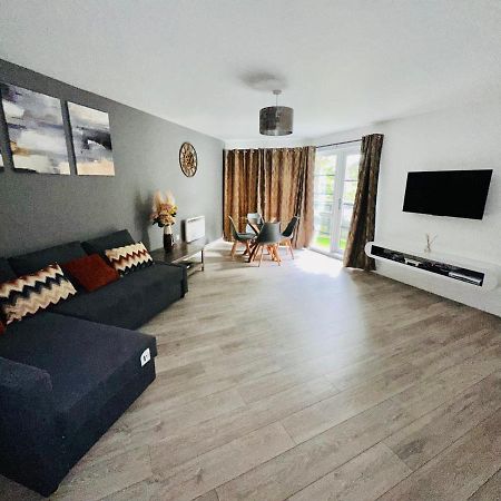 Luxury Apartments - Wallis Square, Farnborough Фарнбъро Екстериор снимка