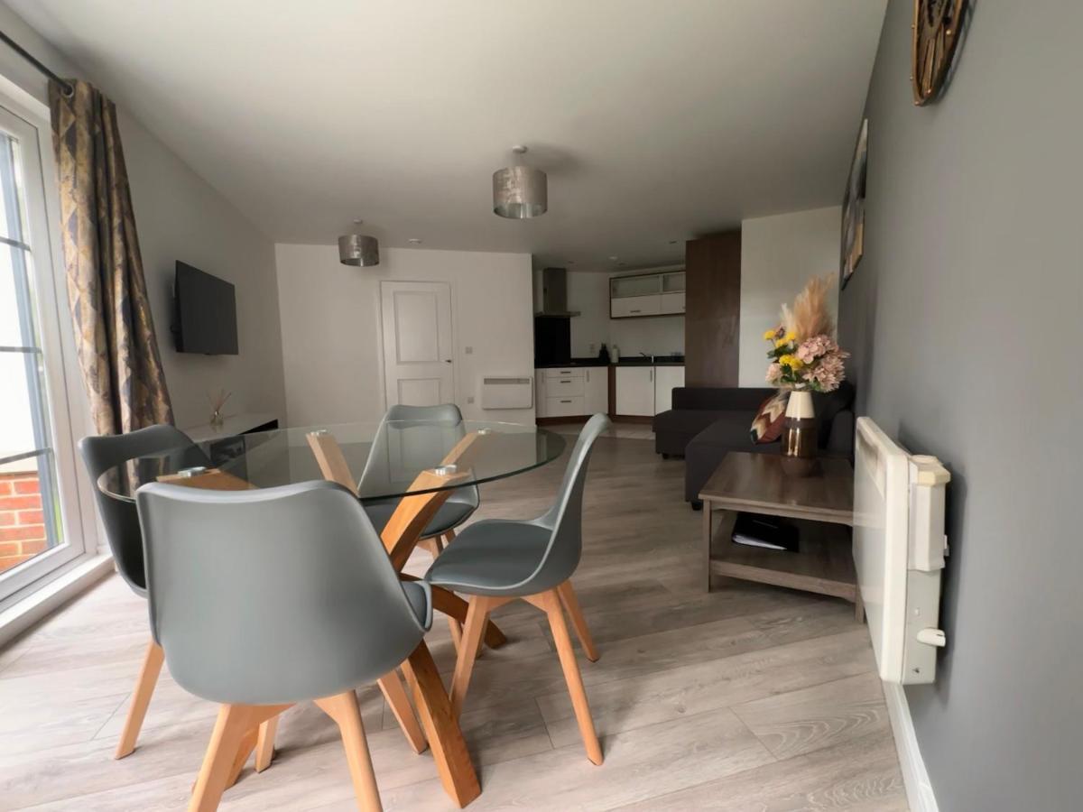 Luxury Apartments - Wallis Square, Farnborough Фарнбъро Екстериор снимка