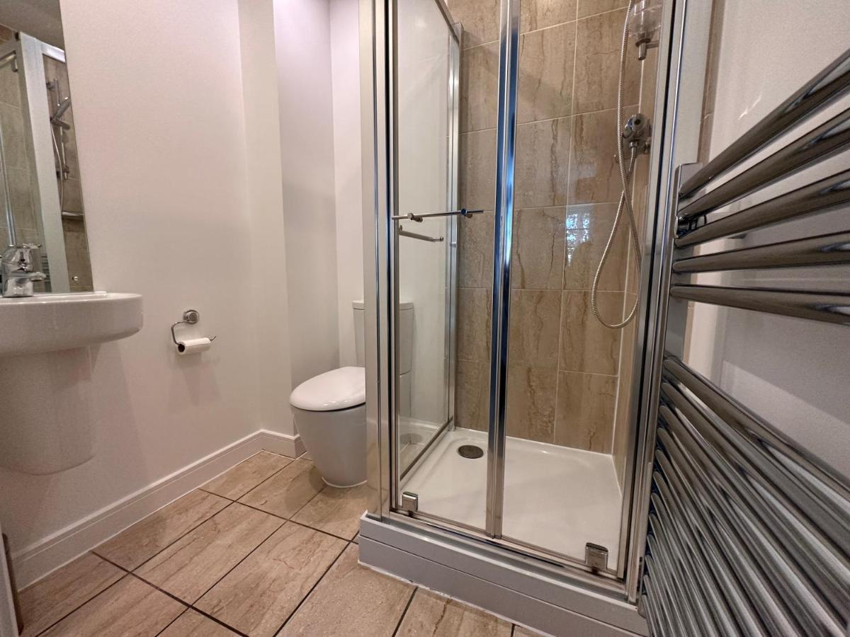 Luxury Apartments - Wallis Square, Farnborough Фарнбъро Екстериор снимка