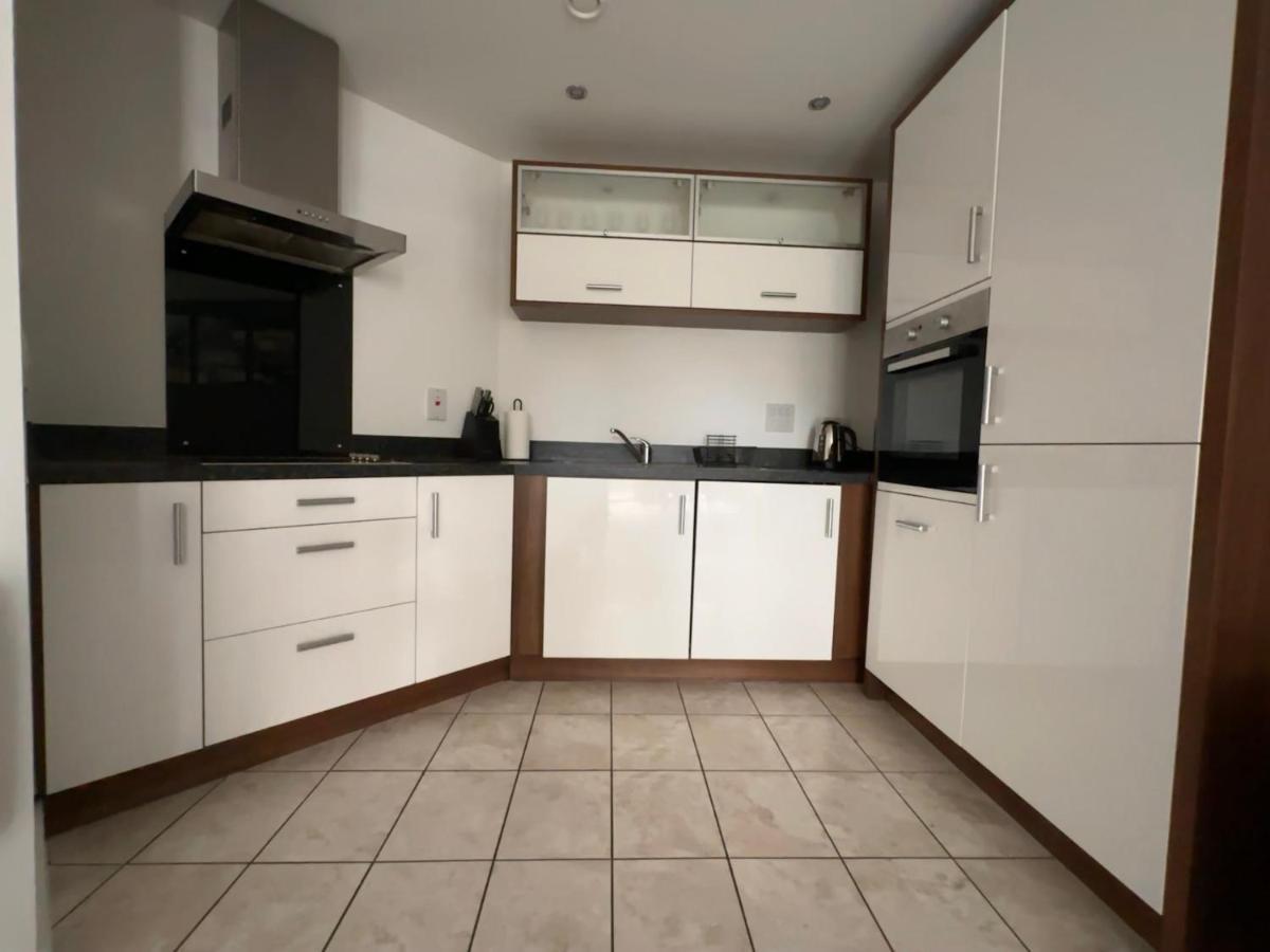 Luxury Apartments - Wallis Square, Farnborough Фарнбъро Екстериор снимка