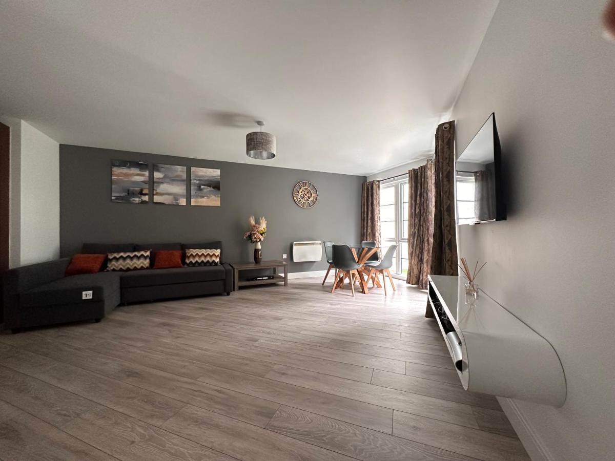 Luxury Apartments - Wallis Square, Farnborough Фарнбъро Екстериор снимка