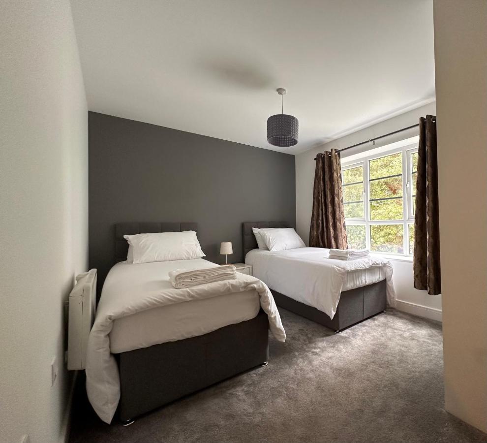 Luxury Apartments - Wallis Square, Farnborough Фарнбъро Екстериор снимка