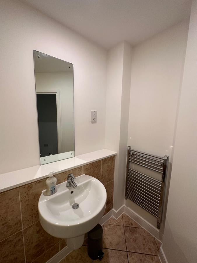 Luxury Apartments - Wallis Square, Farnborough Фарнбъро Екстериор снимка