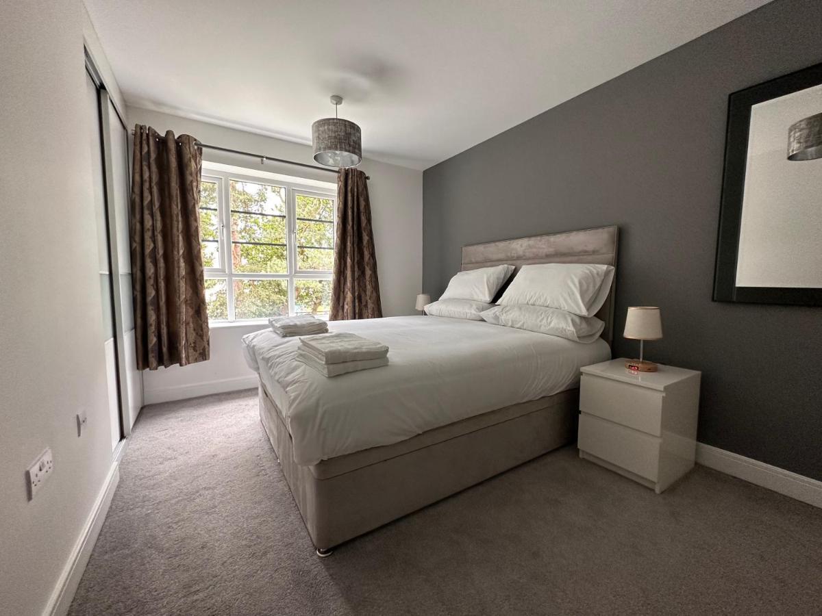 Luxury Apartments - Wallis Square, Farnborough Фарнбъро Екстериор снимка