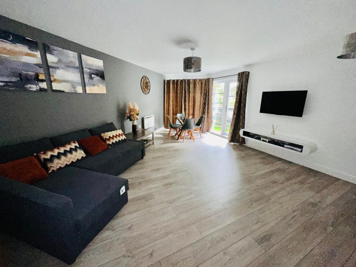 Luxury Apartments - Wallis Square, Farnborough Фарнбъро Екстериор снимка